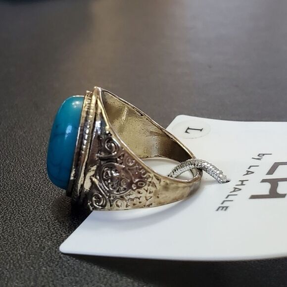 **Final Sale** Silver tone blue acrylic stone ring Size 7.5 - Picture 4 of 7